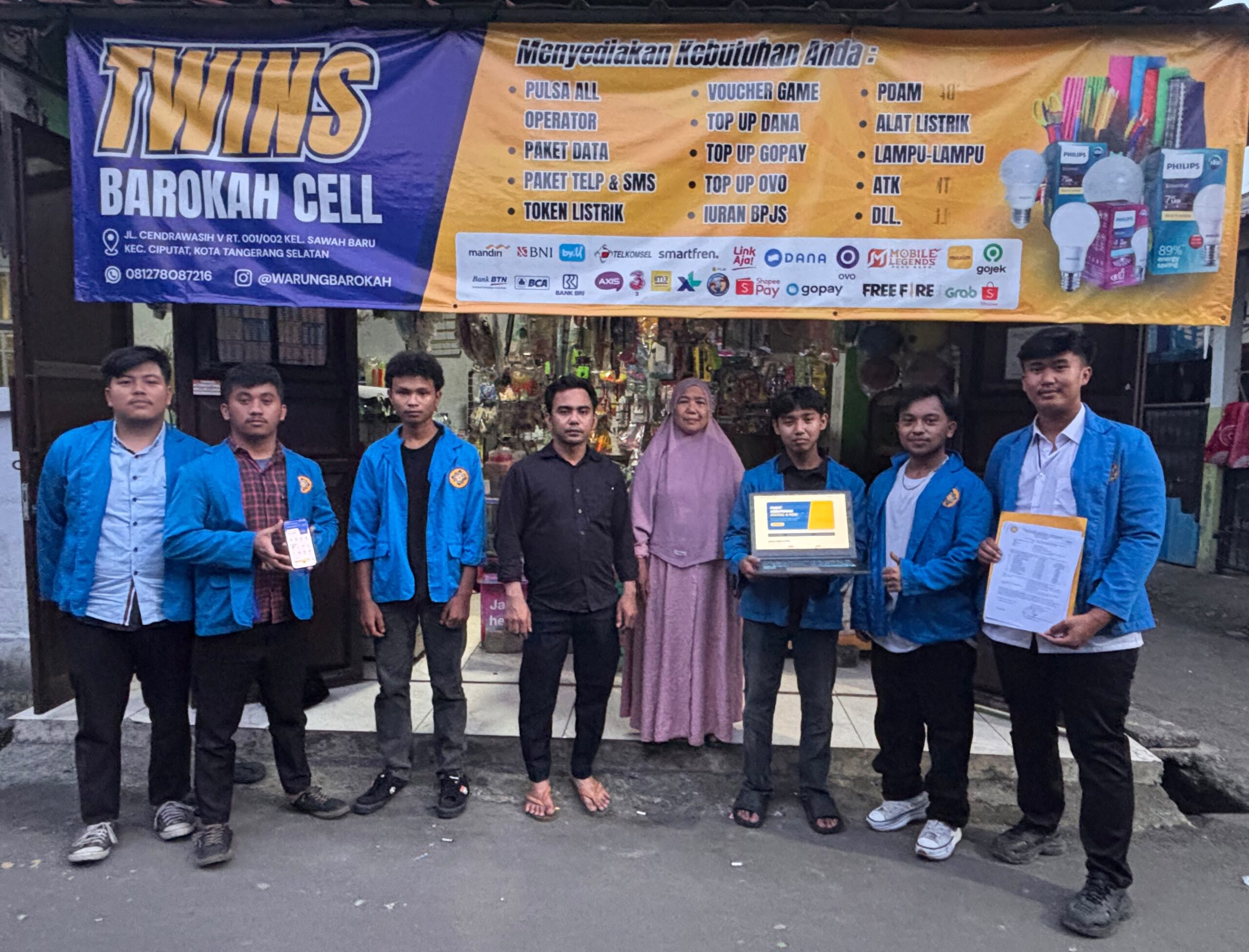 Dokumentasi hasil implementasi website dan aplikasi Android beserta tim PKM bersama mitra UMKM TWINS CELL