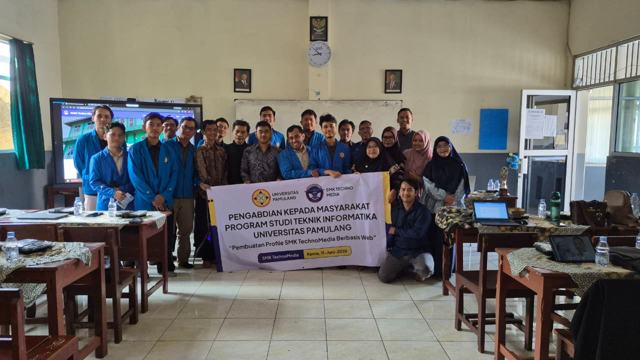 Bersama Tim PKM dengan pihak sekolah SMK techo media. (Image source : Muhamad Hendriansyah for rayantara.com)