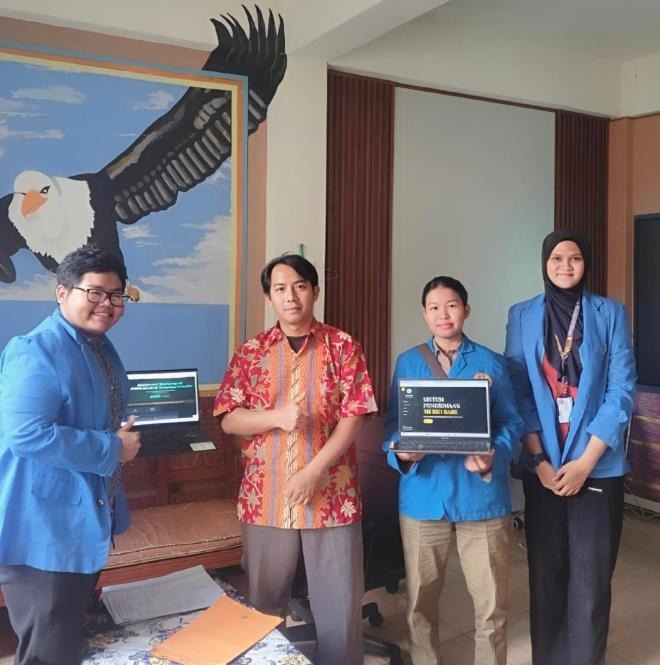 Tim mahasiswa Teknik Informatika Universitas Pamulang mempresentasikan website informasi PPDB terintegrasi Google Form kepada Yayasan Asima Dewantara Saylendra. (Image source : Dimas Aqil Setyawan for rayantara.com)