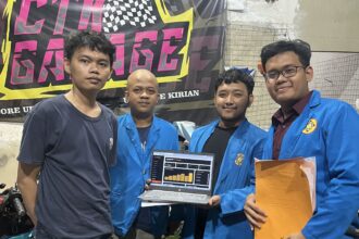 Tim mahasiswa menyerahkan Workshop Management System kepada pihak CTK Garage.