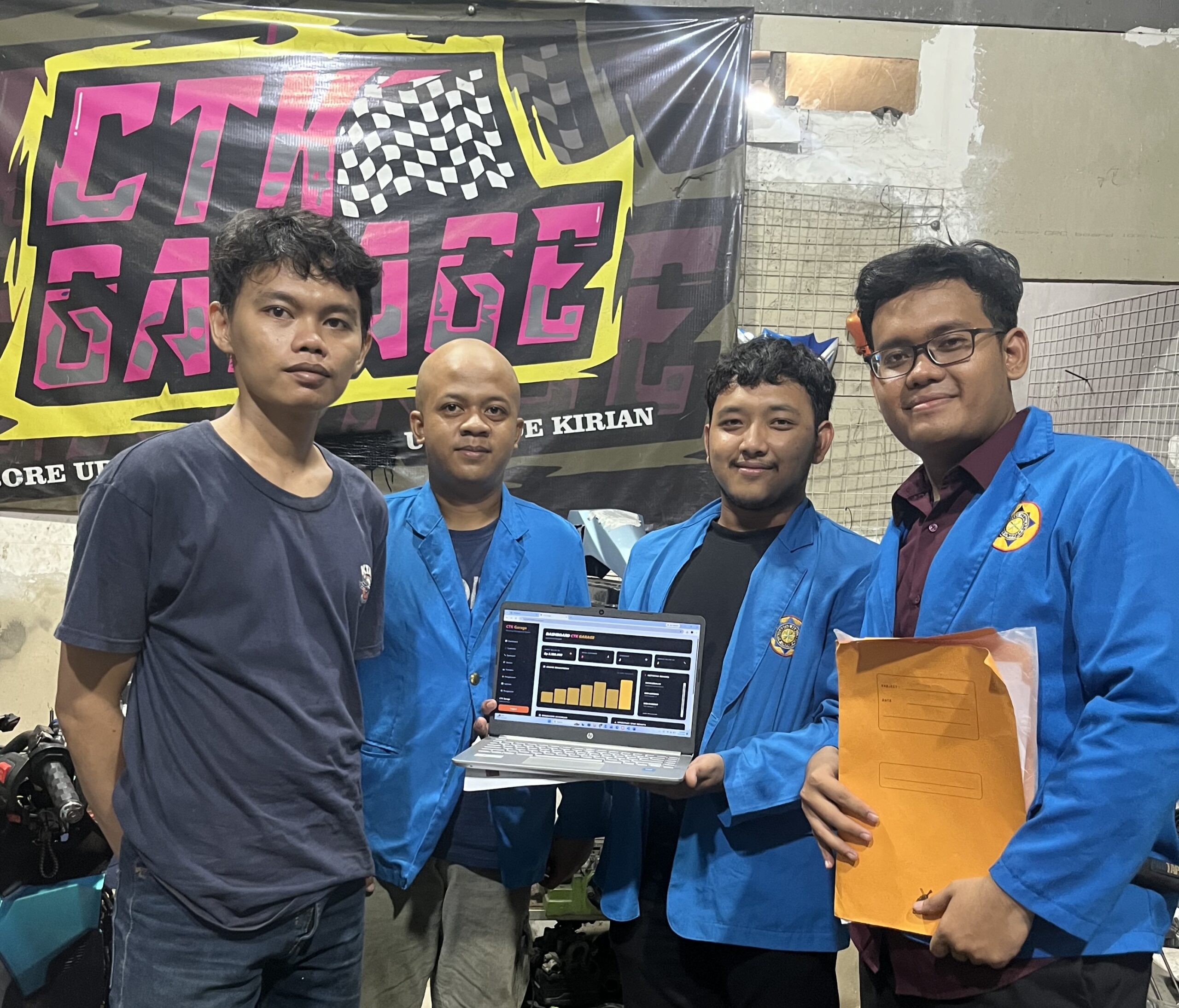 Tim mahasiswa menyerahkan Workshop Management System kepada pihak CTK Garage.