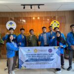 Dokumentasi tim PKM Universitas Pamulang bersama dosen pembimbing sebagai bentuk apresiasi dan ucapan terima kasih atas bimbingan yang telah diberikan selama pelaksanaan kegiatan. (Image resource : Muhammad Antoni for rayantara.com)