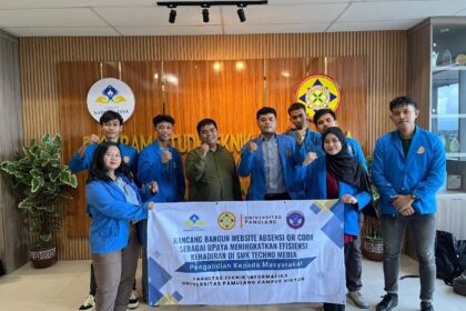 Dokumentasi tim PKM Universitas Pamulang bersama dosen pembimbing sebagai bentuk apresiasi dan ucapan terima kasih atas bimbingan yang telah diberikan selama pelaksanaan kegiatan. (Image resource : Muhammad Antoni for rayantara.com)