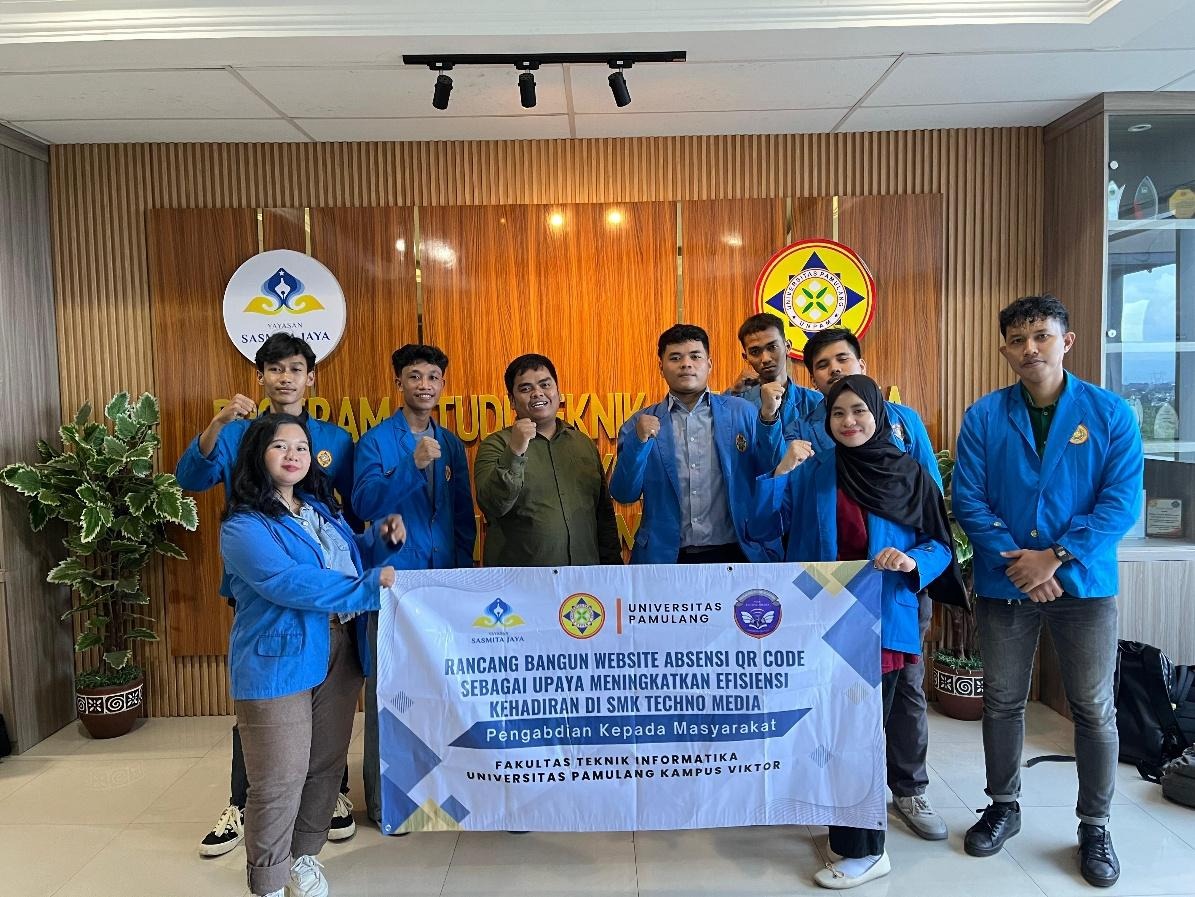 Dokumentasi tim PKM Universitas Pamulang bersama dosen pembimbing sebagai bentuk apresiasi dan ucapan terima kasih atas bimbingan yang telah diberikan selama pelaksanaan kegiatan. (Image resource : Muhammad Antoni for rayantara.com)
